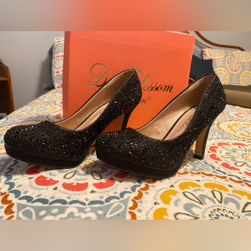 Women’s size 8 black heel